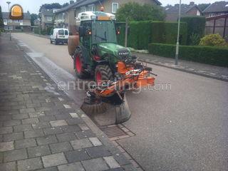 Traktor met borstelarm Omgeving Maastricht