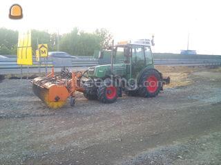 Traktor met rolbezem Omgeving Maastricht