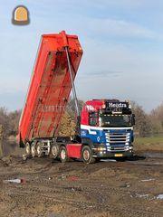 vrachtwagen met bagger tr... Omgeving Utrecht