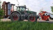 tractor met maai- laadcombinatie