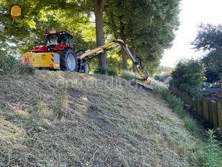 tractor met maaier - herd... Omgeving Antwerpen