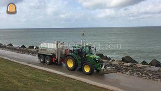 Tractor + waterwagen Omgeving Voorne-Putten