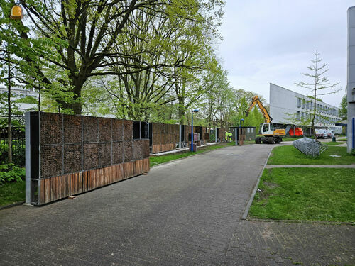 Besix Infra plaatst panelen met mos op terrein van Universiteit Antwerpen voor proefproject