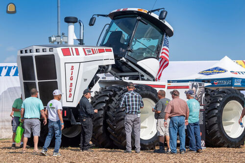 Amerikaanse Big Equipment werkt aan een Big Bud 950