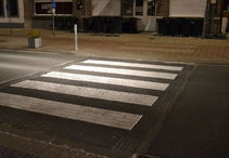 lichtreflecterend zebrapad met Retroflex betonstraatstenen - bron afbeelding: firma Stradus