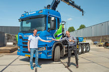 Oliver Braam (L) ontvangt de sleutels van de nieuwe Scania uit handen van Scania Account manager Ale