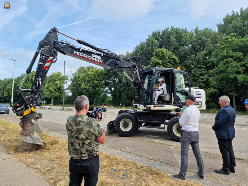 Vlaams Minister van Mobiliteit en Openbare Werken Lydia Peeters stak de eerste schop in de grond