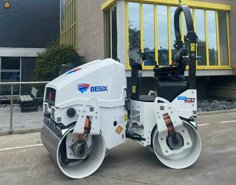 eerste elektrische Ammann Wals eARX 26-2 bij BESIX Infra