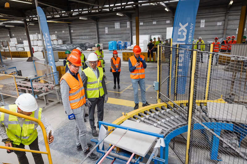 Minister Jo Brouns opent officieel de nieuwe lijn van terrastegels