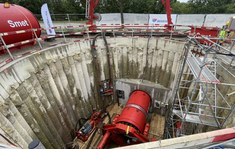 De boorkop van 2,5 meter diameter werd in de bouwput geplaatst