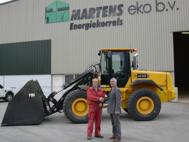 Op de foto Hennie Jans van Martens EKO (l) en verkoper Gène Erckens van JCB Zuid uit Ulestraten.