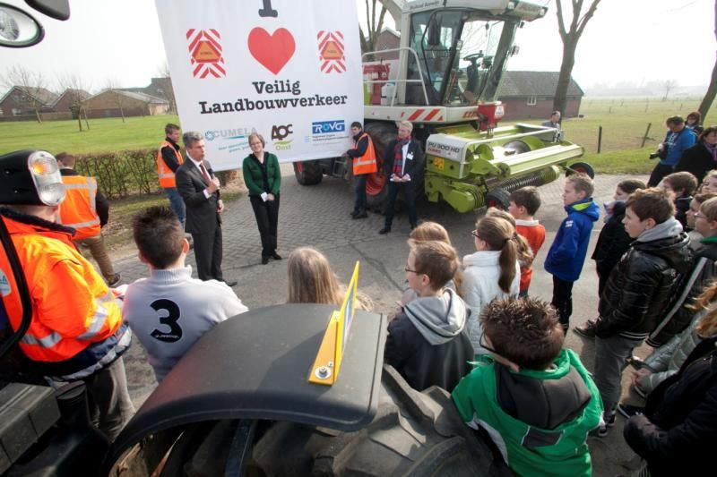 Start landelijke campagne veilig landbouwverkeer in Azewijn