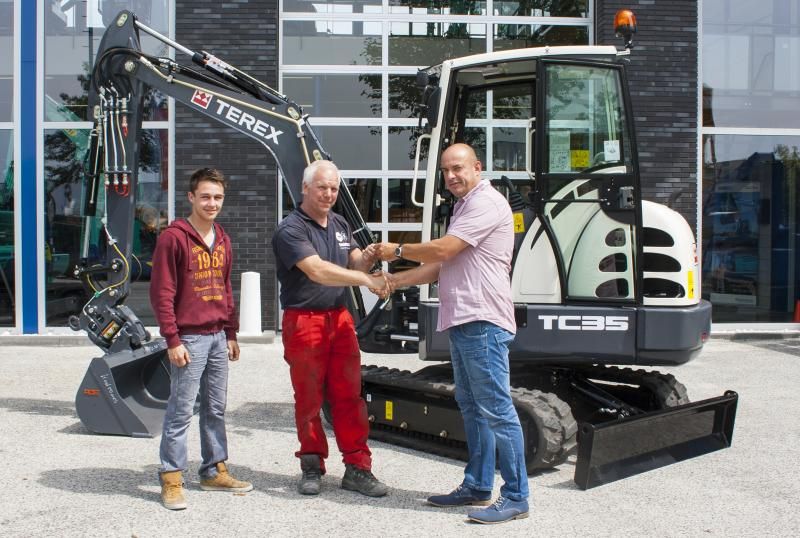 Terex TC 35 minigraver voor M.F. Koolmoes Bestrating uit Leiderdorp 