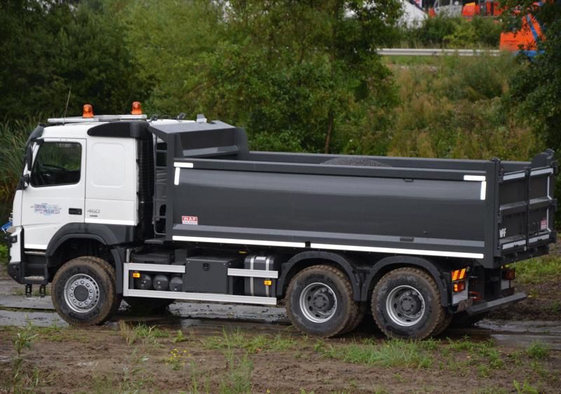 kipper vrachtwagen met opbouw van WAF op de demozone