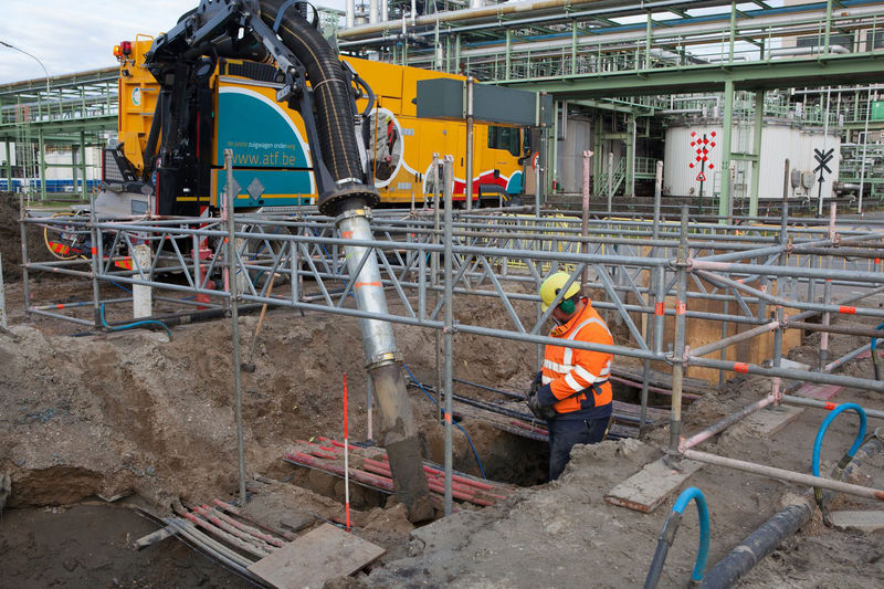 de schop die de riolering vrij graaft, wordt vervangen door de grondzuigwagen