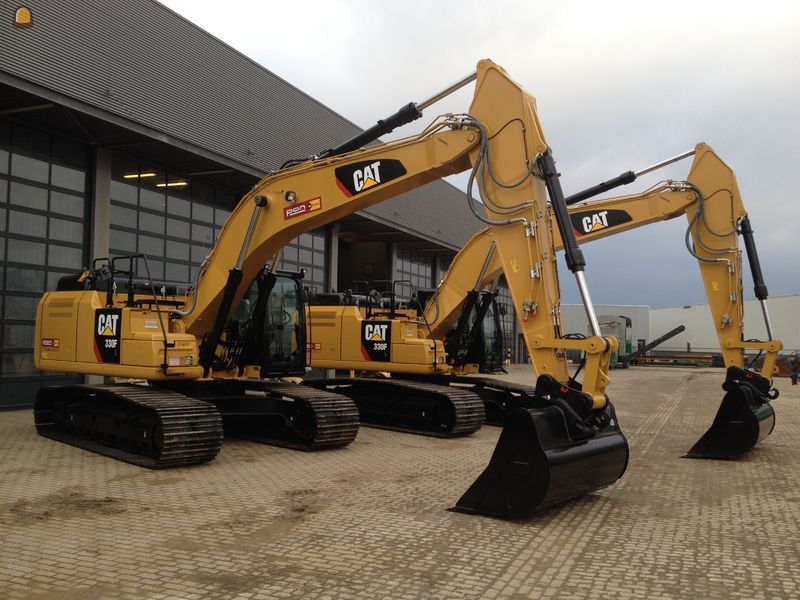 2 Caterpillar 330 F rupsgraafmachines voor Pon Equipment Rental Almere Moerdijk Beilen Valkenswaard