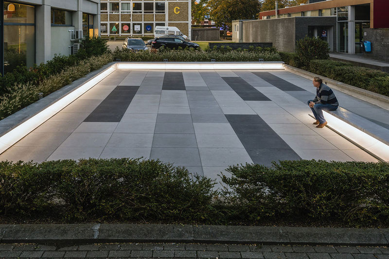 nieuwe en unieke betonnen zitbank gevormd als een C, speciaal door Ebema ontworpen en geproduceerd