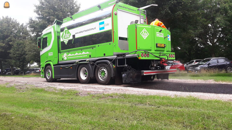 Bijzondere Scania R410 als bitumensproeiwagen voor E.I.T.N. Aalders uit het Groningse Sebaldeburen.