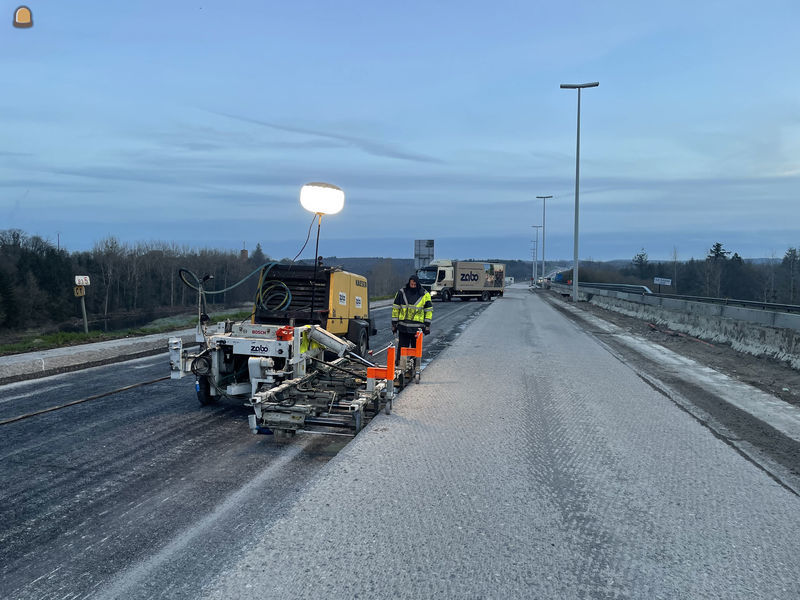 Zaag-en boorfirma Zabo aan het werk op de werf E411 tussen Wanlin en Sainte-Anne 