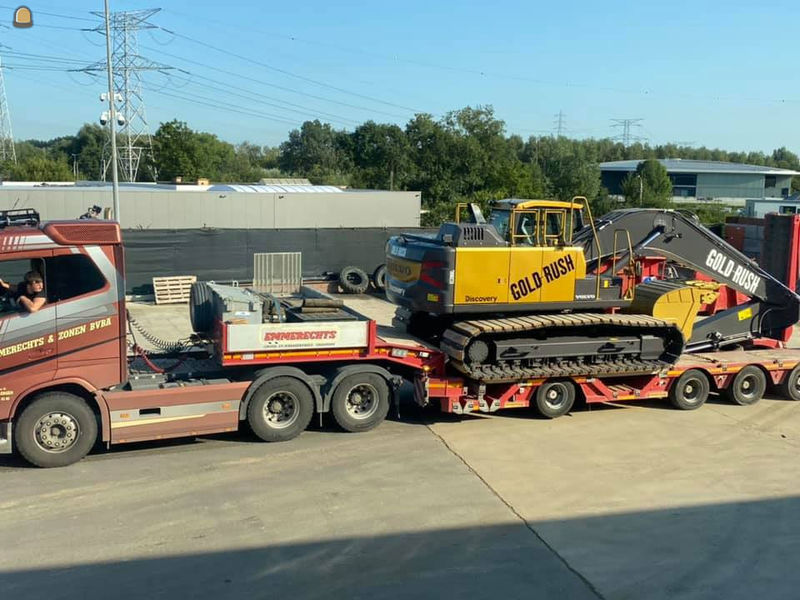 Firma Emmerechts (Grimbergen) op weg met Volvo graafmachine naar Matexpo