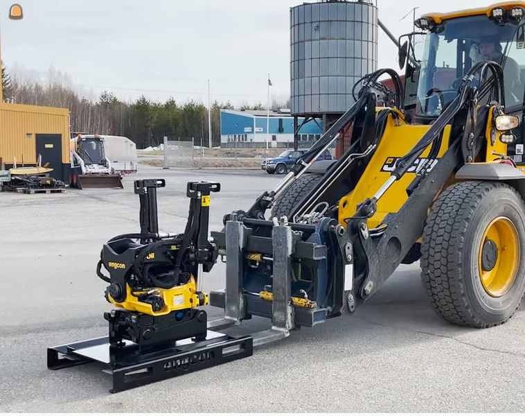 Engcon introduceert een opslag- en transportrek voor draaikantelstukken.