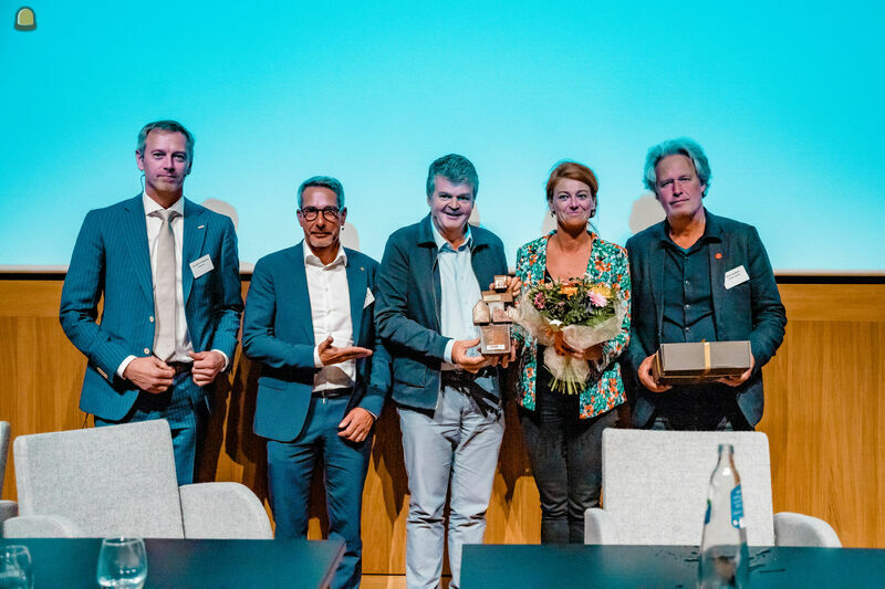 Burgemeester Ruth Vandenberghe en Wout Maddens, schepen van Bouwen en Wonen, ontvangen de award