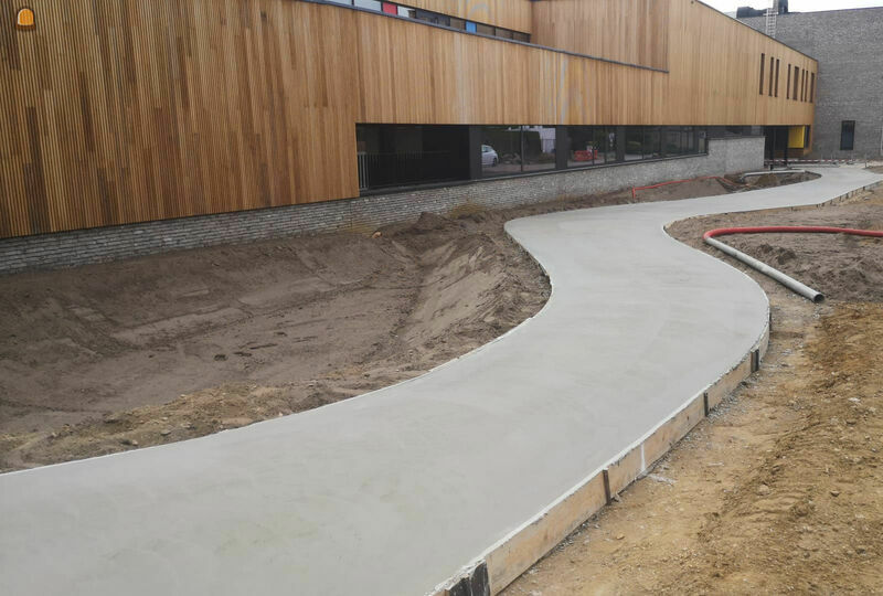 foto: Facebookpagina Roos Groep: aanleg betonverharding basisschool de Beekbeemden te Heusden-Zolder