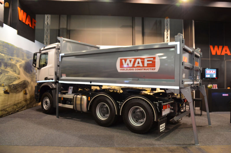 WAF presenteerde binnen aantal kipper vrachtwagens
